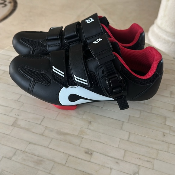 Peloton Cleats Like New! I usually wear a size 7 and these fit like a glove - Picture 4 of 6